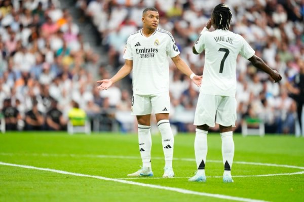 TA: Người hâm mộ Oviedo học cách phân biệt đối xử với Vinicius & MBappe, La Liga đã báo cáo với cảnh sát