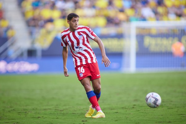 Longo: Milan đang đuổi theo hậu vệ Atletico Molina, nhưng bản thân người chơi vẫn chưa bị thuyết phục