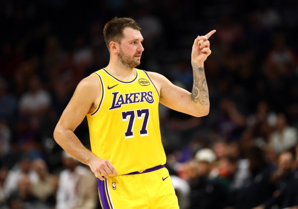 Doncic ghi 40 điểm trong hai t